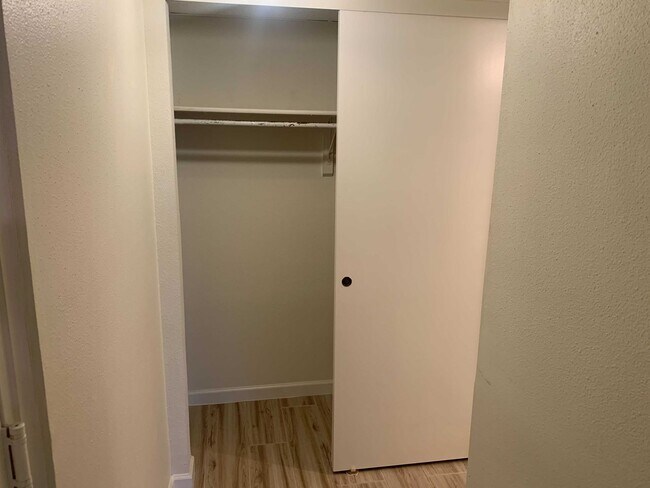 Building Photo - AMAZING STUDIO APARTMENT Near Medical Center w/ COMMUNITY POOL!