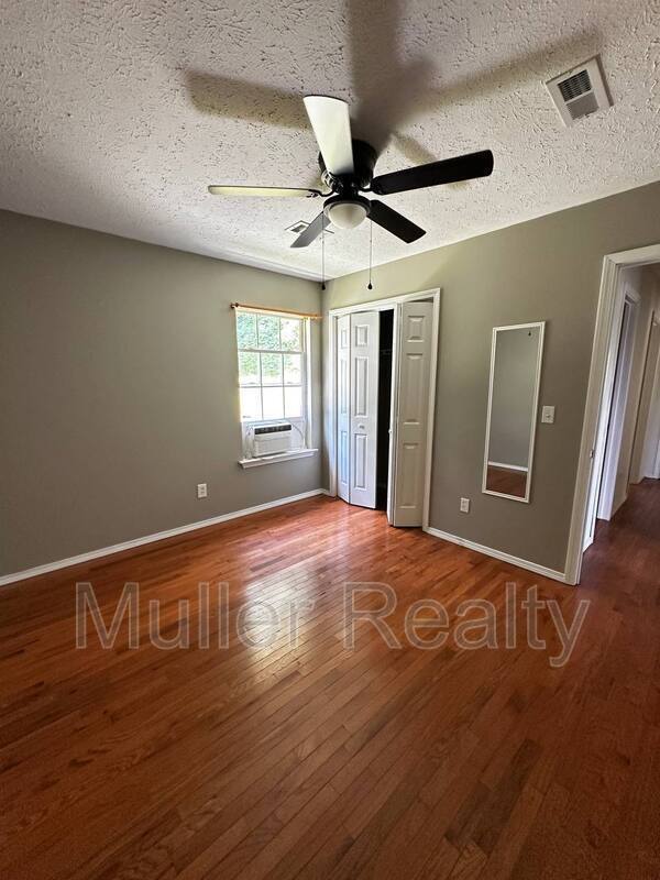 Building Photo - 621 Latham Ave