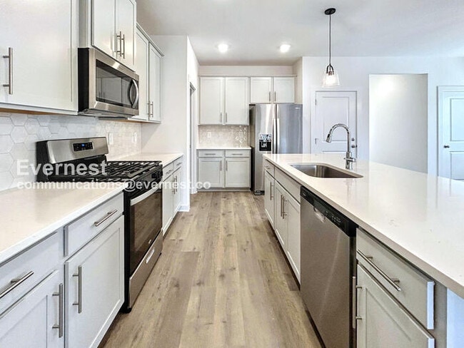 Building Photo - Application Fee WAIVED! Limited Time Special Offer - Split your security deposit payment.  5 Bed/...