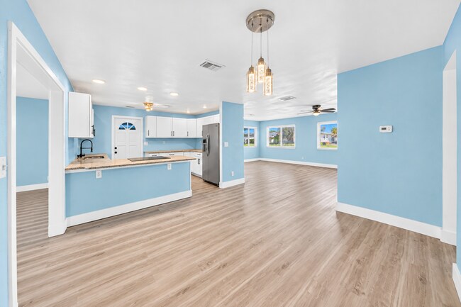 Building Photo - 115 Country Club Dr