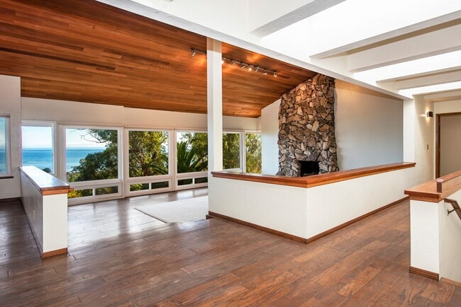 Building Photo - 4,000 SQ. FT. MESA HOME WITH OCEAN & HARBO...