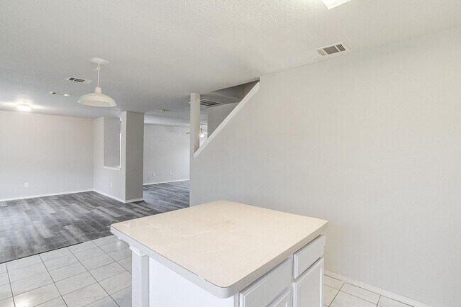 Building Photo - Ready for New Tenants- Large 3 bed, 2.5 bath in West Fort Worth- 76108