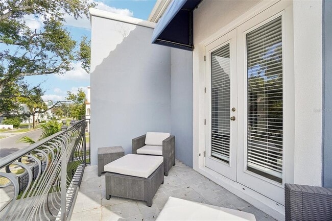 Building Photo - 502 S Albany Ave