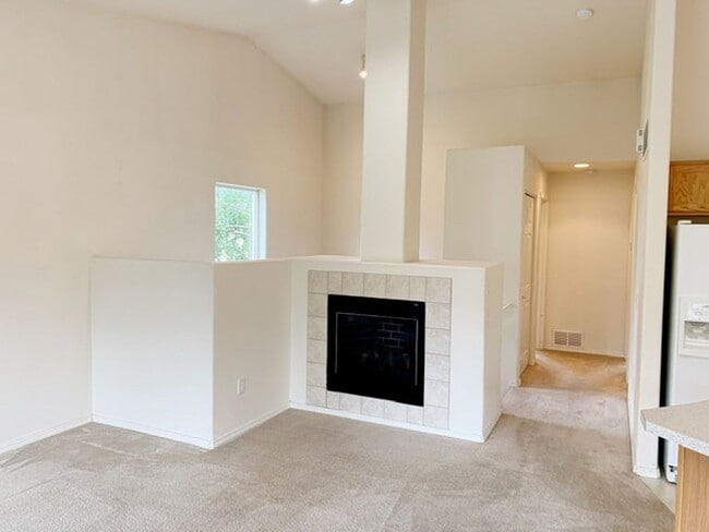 Building Photo - East Anchorage Townhouse with Yard, Garage, and W/D In unit! Close to JBER!