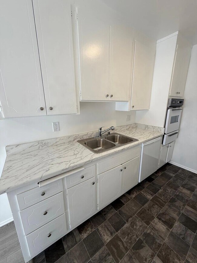 Interior Photo - 10856 Rose Avenue,