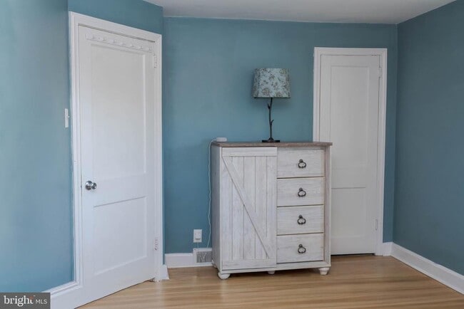 Building Photo - 209 Elm Ave