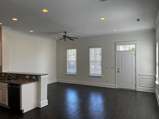 Building Photo - Beautiful Townhome in Central Myrtle Beach!