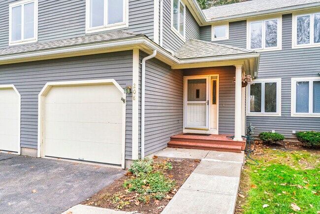 Building Photo - 208 Castlewood Dr