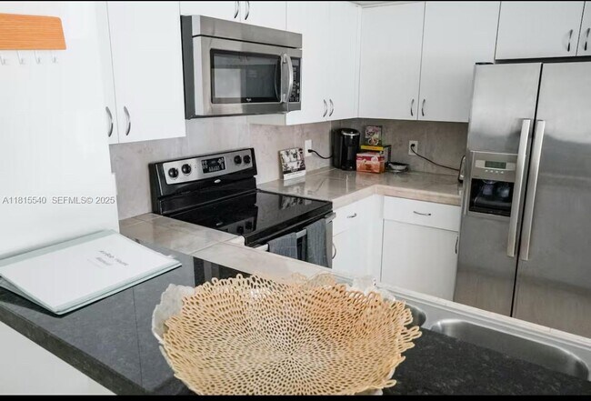 Building Photo - 19601 E Country Club Dr