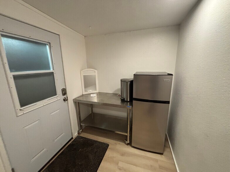 Building Photo - 528 W 7th St