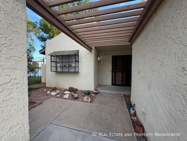 Building Photo - 2901 W Sierra St