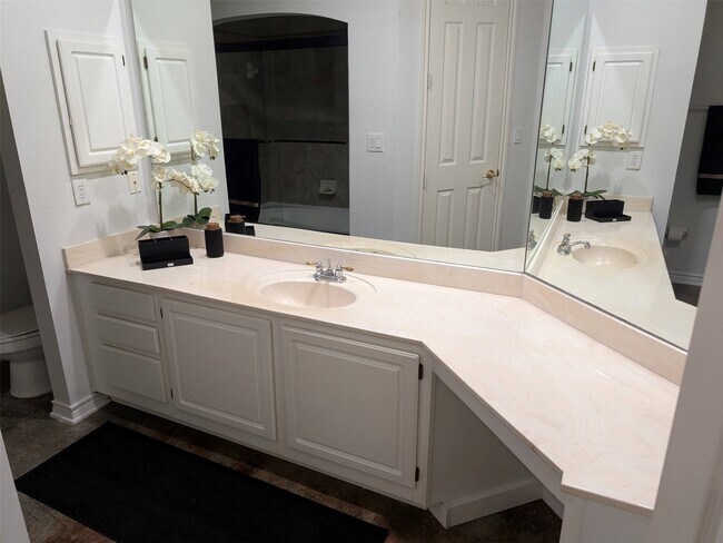 Building Photo - 2400 McCue Rd