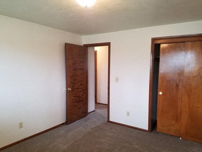 Building Photo - 2415-2425-2425 Wooddale Ave NE