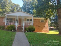 Building Photo - 2316 Woodbridge Dr