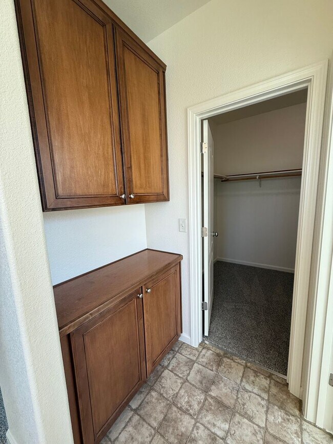 Building Photo - 2-story 4bed 2.5bath home available in Nor...