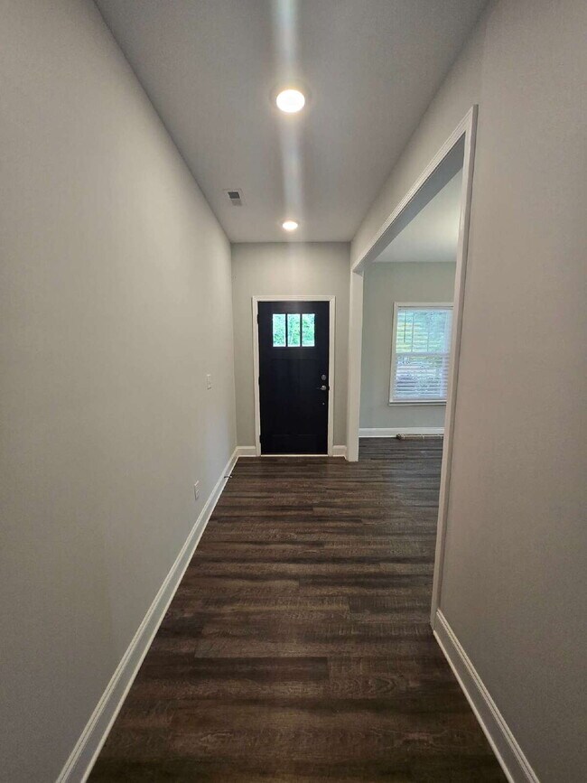 Building Photo - Charming 3-Bedroom Retreat Near Hamilton Place