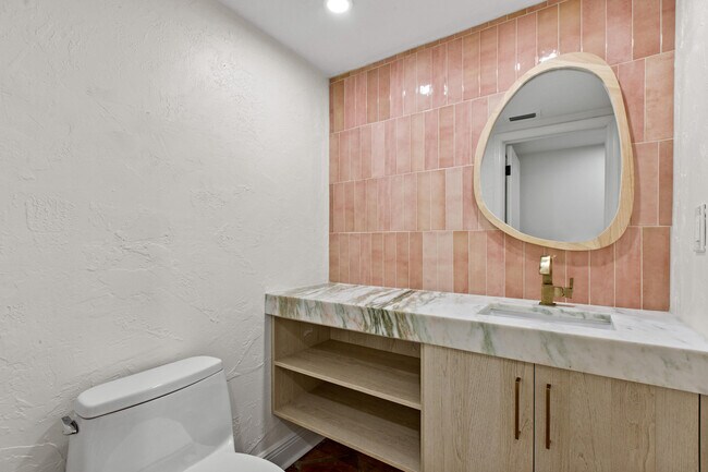 Building Photo - 19 Vía Lago