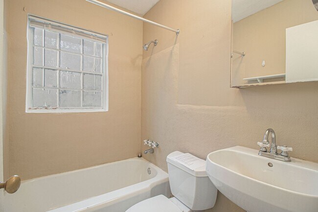 Building Photo - 3 bdrm, 2 bath home near Emory & CDC