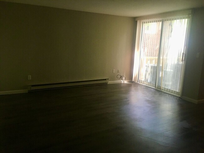 Building Photo - *** Beautiful & Updated Apartment in Mt. Washington * 1 Block to Grandview Ave * Pet Friendly * A...