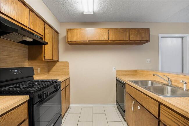 Building Photo - 906 Country Aire Dr