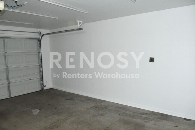 Building Photo - 1623 E Silverbirch Ave