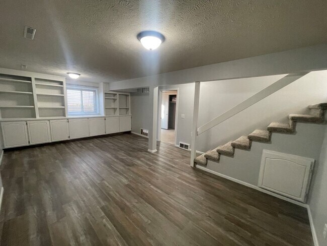 Building Photo - Home For Rent Bellevue.