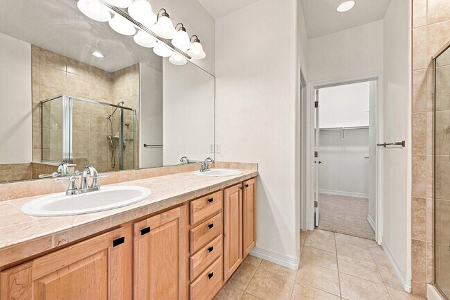 Building Photo - $2,795.95 with $300 Off the first month's rent, 2 Beds - 2.5 Bath, Townhome in Lone Tree with Bal...
