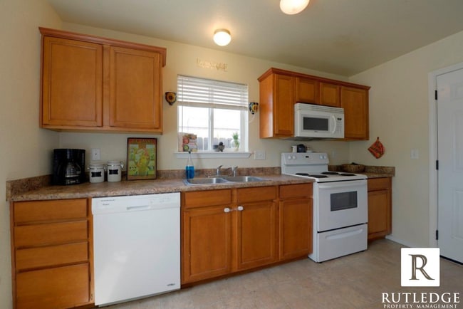 Building Photo - 3 bedroom 2 1/2 bath, 1245 sq. ft., townho...