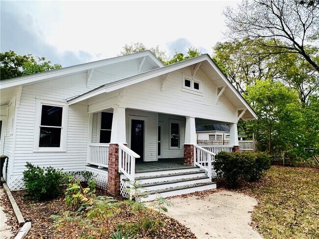 Building Photo - 211 S Cedar St