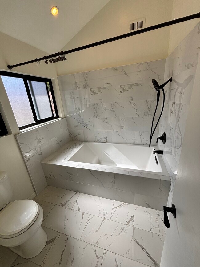 Building Photo - 3069 Charlotte St