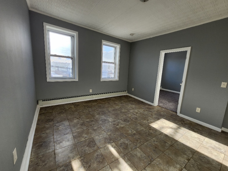 Building Photo - 32 Charles St