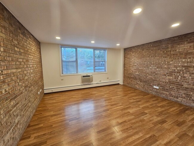 Building Photo - 2250 N Lincoln Ave