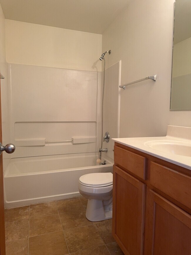 Building Photo - 2216 Evergreen Cir