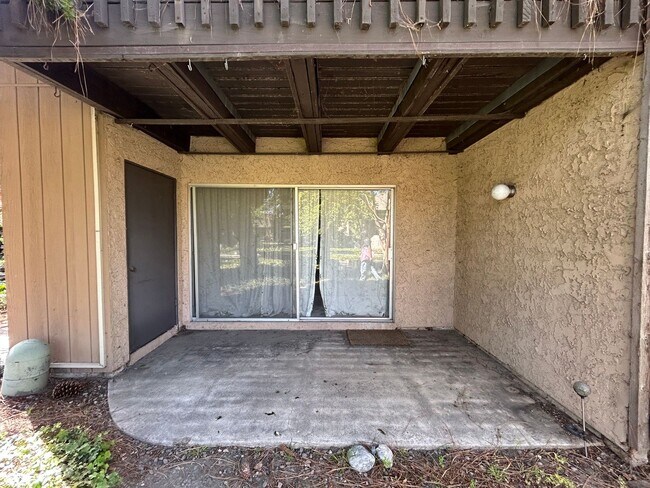 Building Photo - Large One Bedroom Condo at The Lakes!