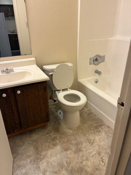 Building Photo - 1050 Plaza Ct N