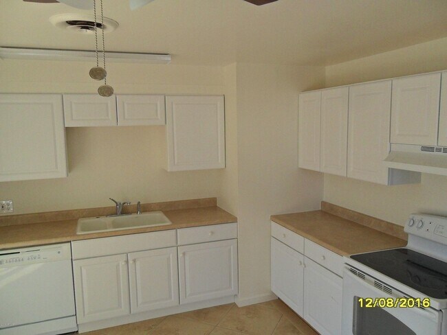 Building Photo - 2 bedroom Youngtown home