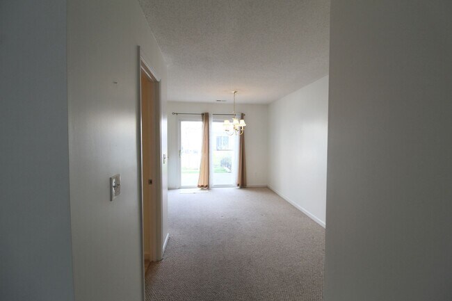 Building Photo - Liberty Square townhome