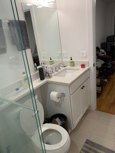 Building Photo - 3142 N Racine Ave