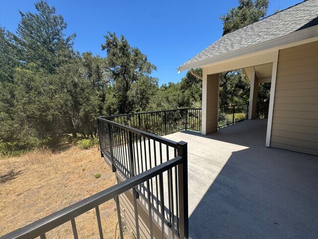Building Photo - Beautiful 3 Bedroom/2 Bathroom Plus Bonus Room in Ben Lomond