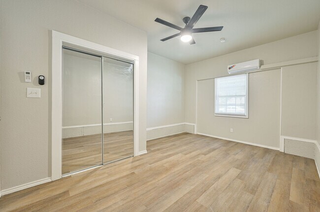Building Photo - 1021 W Woodcrest Dr