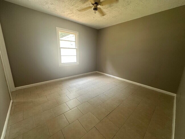 Building Photo - "Spacious 5-Bedroom Haven with 2 Full Bath...