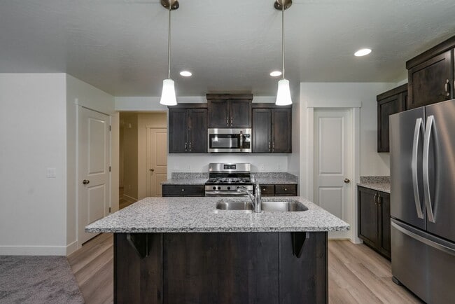 Building Photo - Desert Canyons End Unit – 4-Bedroom, 2.5-B...