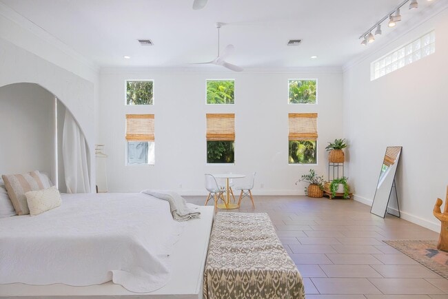 Building Photo - 717 Forest Hill Blvd