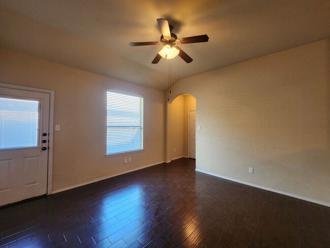 Building Photo - Wood Like Tile Flooring & Vinyl Plank - No Carpet / 1 Story Unit/ Fenced in Yard / Interior Washe...