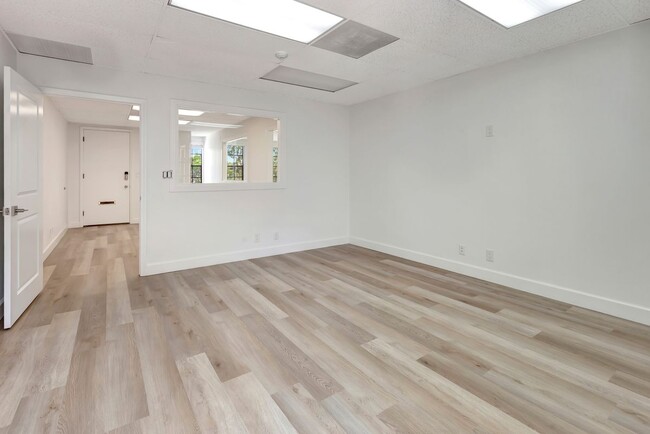 Primary Photo - 14751 Plaza Dr