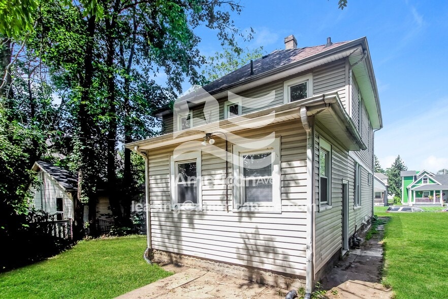 Building Photo - 1055 W 33rd St