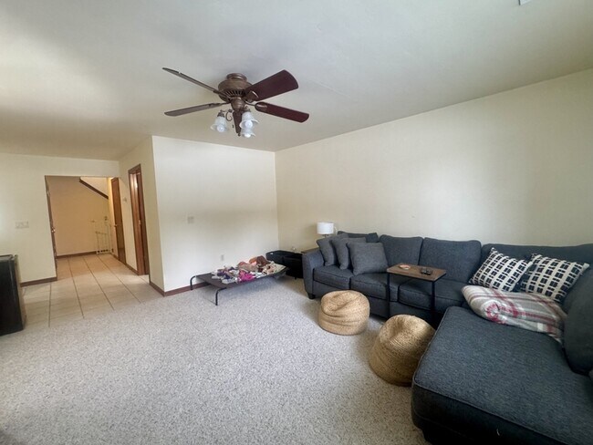 Building Photo - 2037-2039-2039 River Point Ct