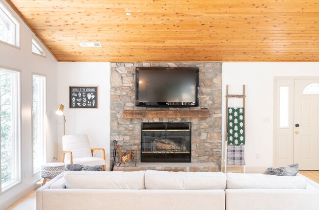 Building Photo - Stunning Lodge Near Beautiful Lake Gregory