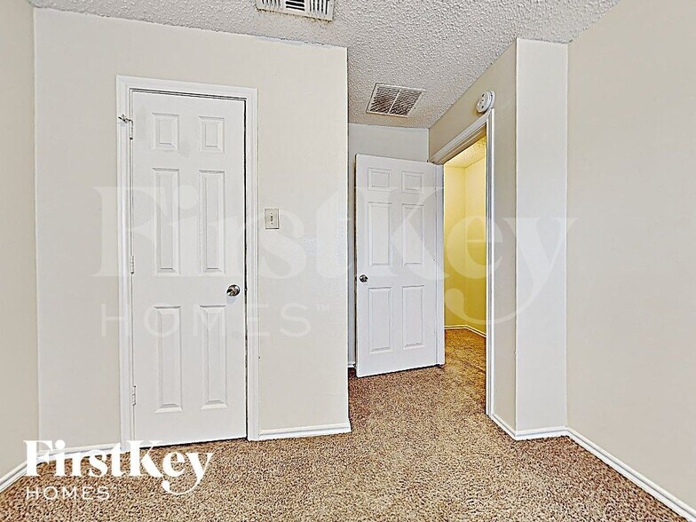 Building Photo - 811 W Lynn Creek Dr