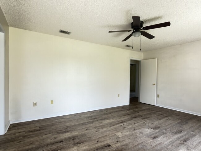 Building Photo - 4060 Northlake Dr